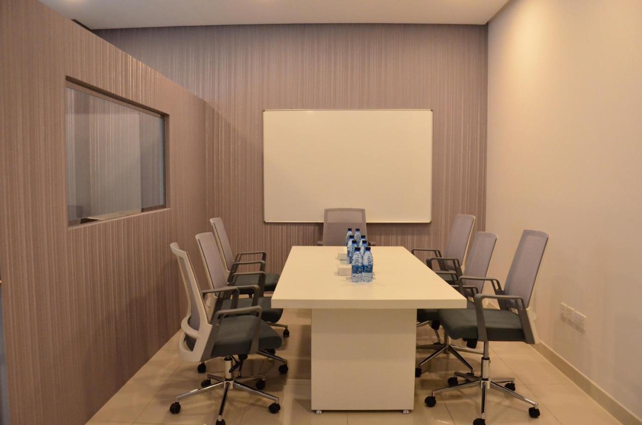 The Lodge Suites Manama Ngoại thất bức ảnh